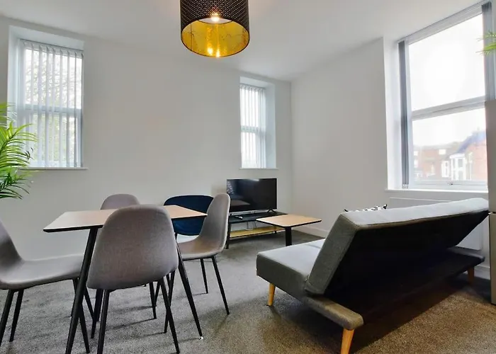 Free Parking - Charming 2-Br Flat Near Salford Royal