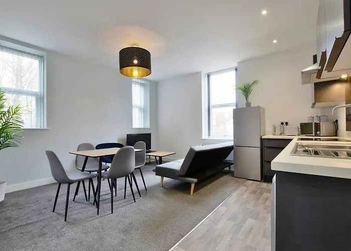 Free Parking - Charming 2-Br Flat Near Salford Royal