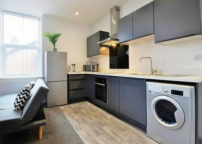 Free Parking - Charming 2-Br Flat Near Salford Royal