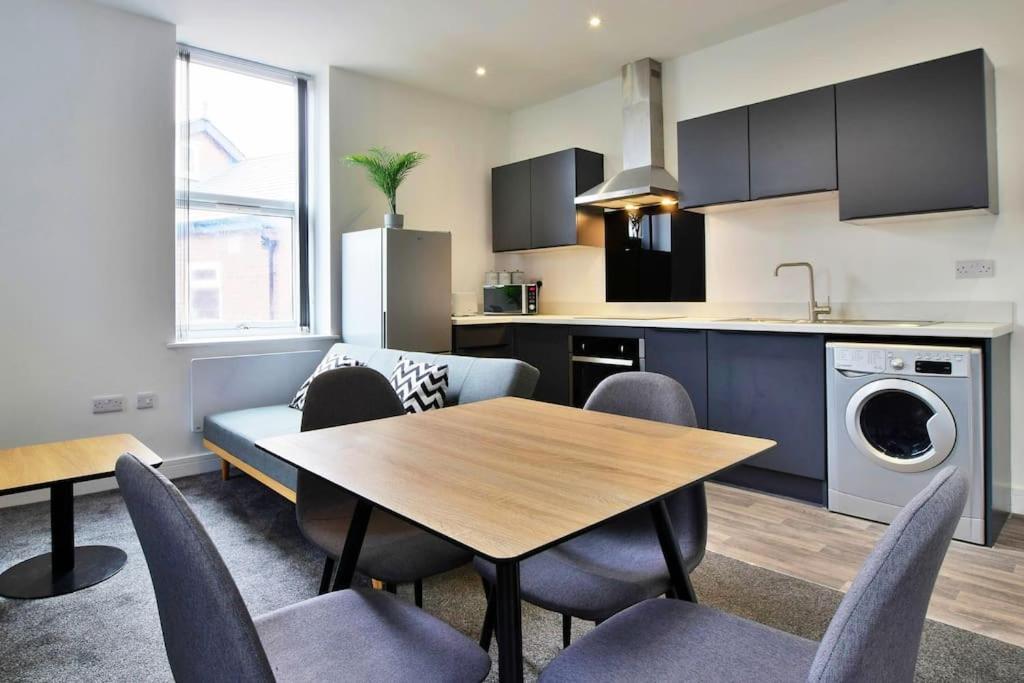 Free Parking - Charming 2-br Flat Near Salford Royal Apartment Manchester
