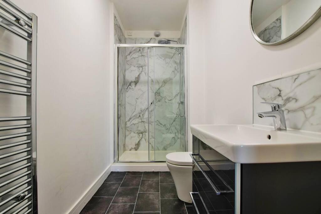 Free Parking - Charming 2-br Flat Near Salford Royal *
