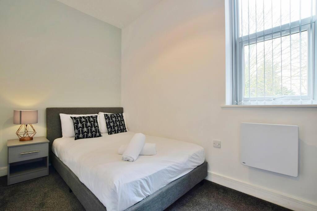 Free Parking - Charming 2-br Flat Near Salford Royal Apartment