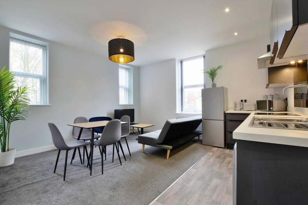 Apartment Free Parking - Charming 2-br Flat Near Salford Royal *