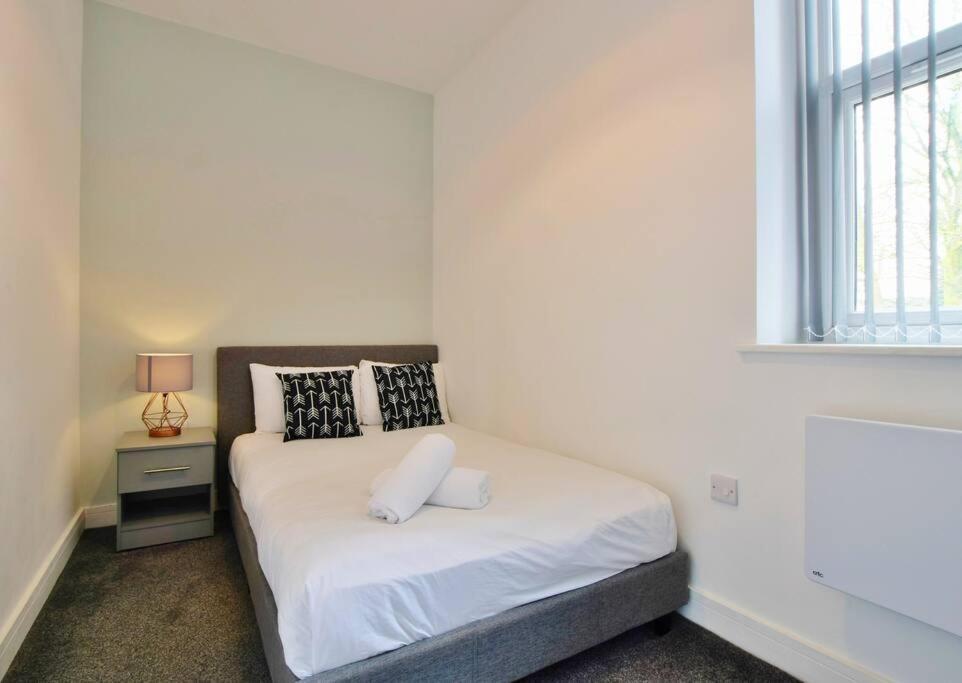 Apartment Free Parking - Charming 2-br Flat Near Salford Royal Manchester