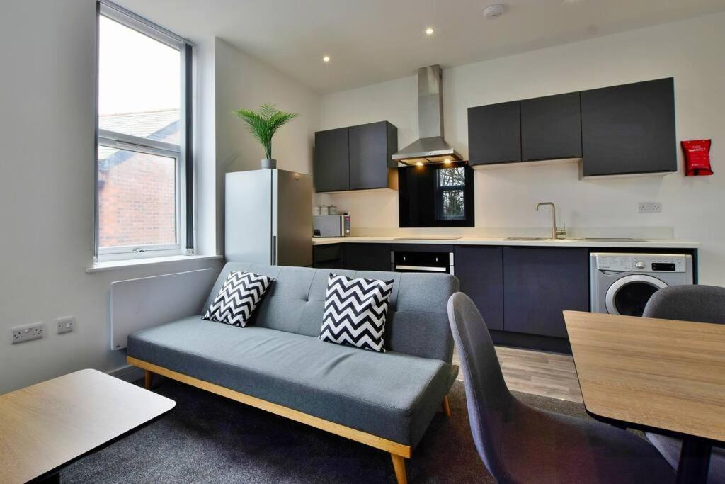 Free Parking - Charming 2-br Flat Near Salford Royal Apartment Manchester