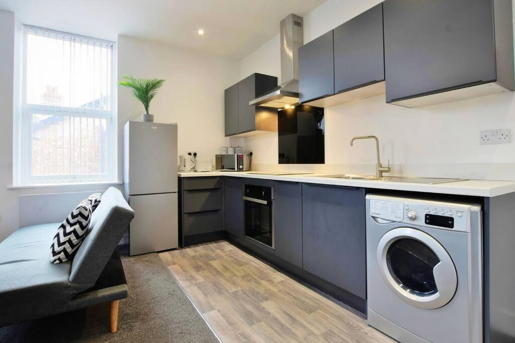 Free Parking - Charming 2-br Flat Near Salford Royal Apartment Manchester