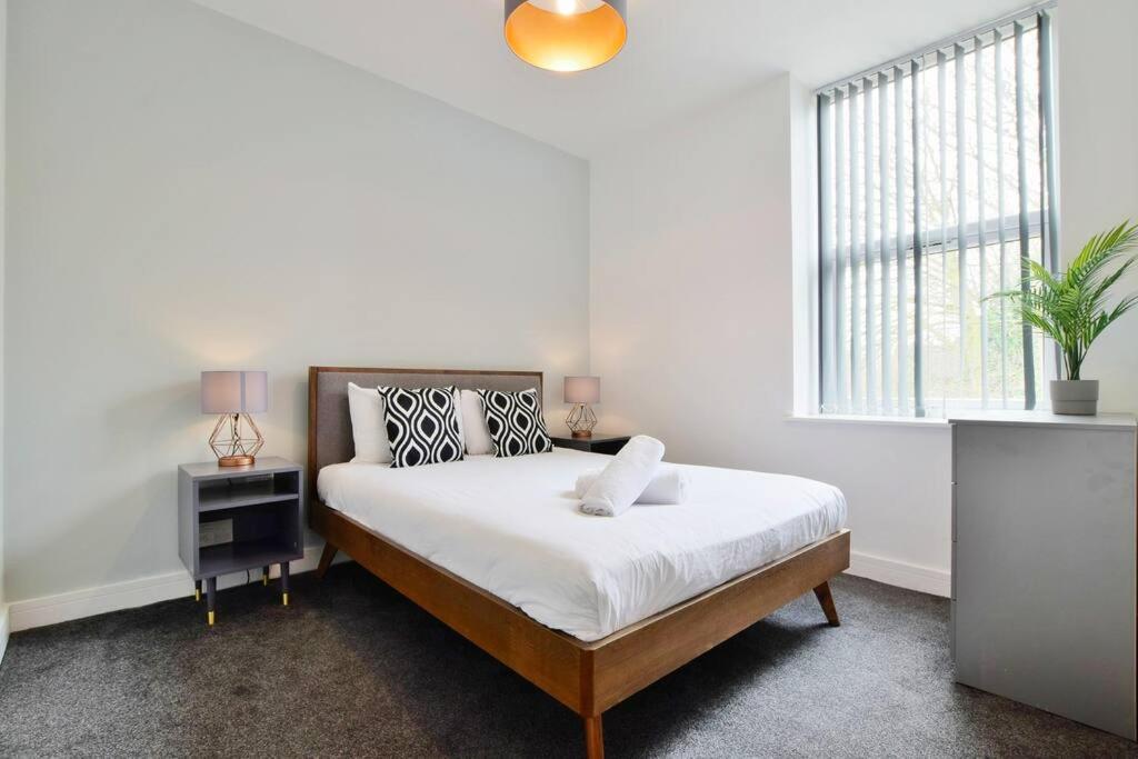 Free Parking - Charming 2-br Flat Near Salford Royal Manchester