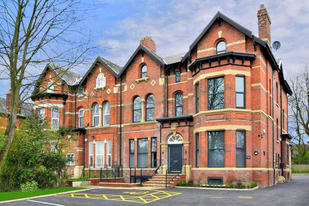 Free Parking - Charming 2-br Flat Near Salford Royal Apartment *